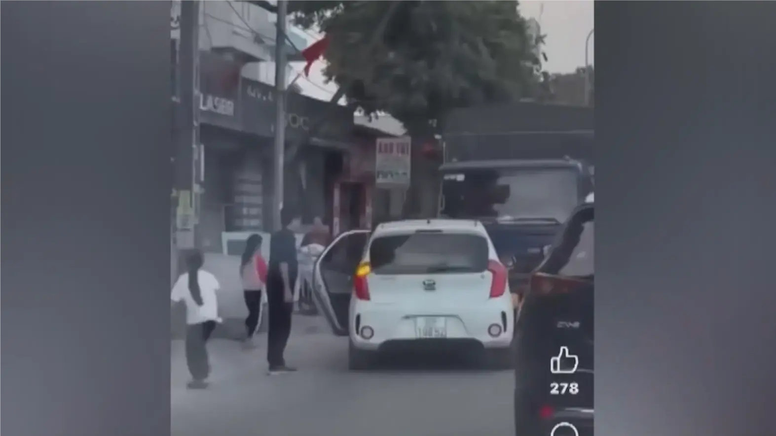 Xử phạt ô tô đỗ ngược chiều gây ùn tắc giao thông